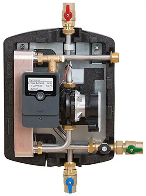 Wasserentnahme-System von Juratherm mit integrierter Steuerungseinheit, Pumpe und mehreren Anschlussarmaturen für effiziente Warmwasserversorgung.